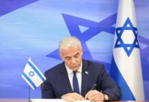 اعتبره اعترافاً بإسرائيل.. لابيد يوقع اتفاق ترسيم الحدود البحرية مع لبنان