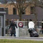 سوريا غير آمنة وهولندا أكثر تشدداً: معادلة صعبة لطالبي اللجوء السوريين مركز لجوء في هولندا _ عكس السير